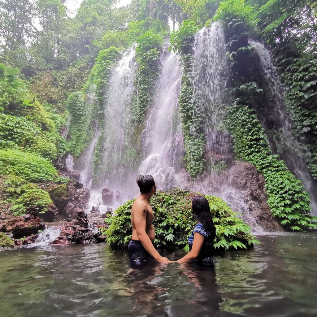 Foto romantis di Banyu Wana Amertha Waterfall