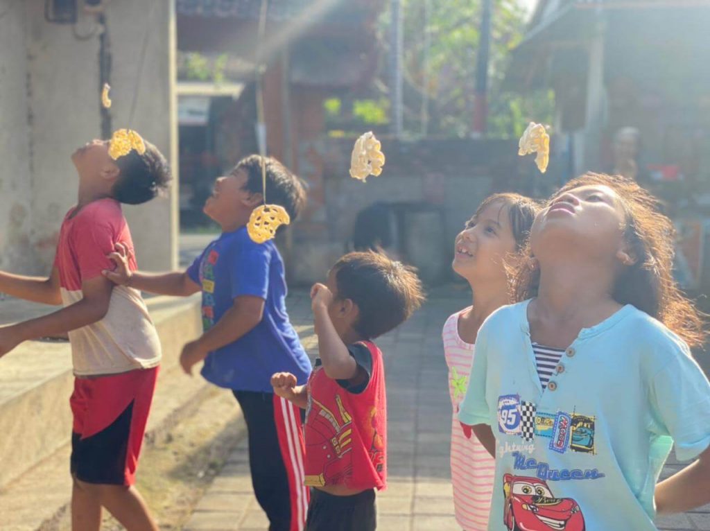 permainan-tradisional-kemerdekaan-indonesia-makan-kerupuk