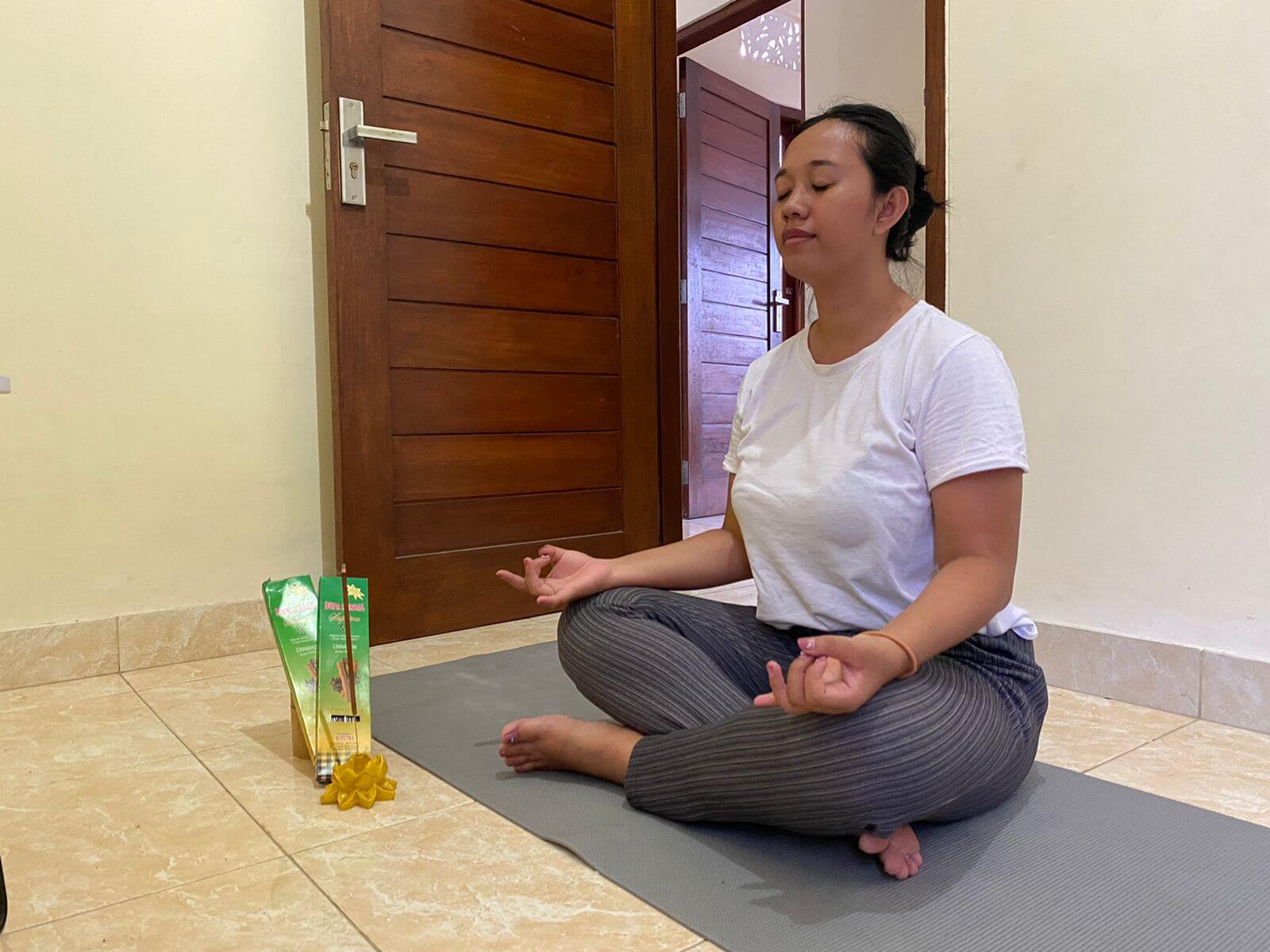 Yoga-dengan-dupa-herbal-suputra