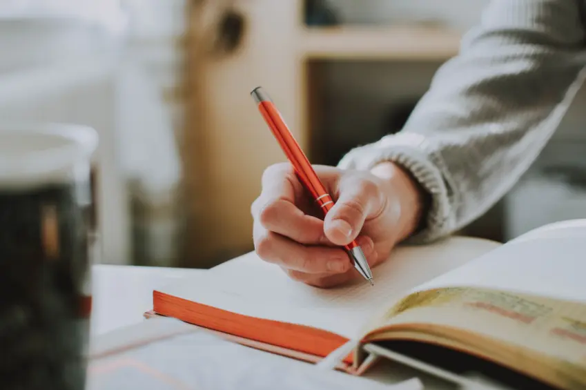menulis jurnal bisa membantu pikiran tepat mindful