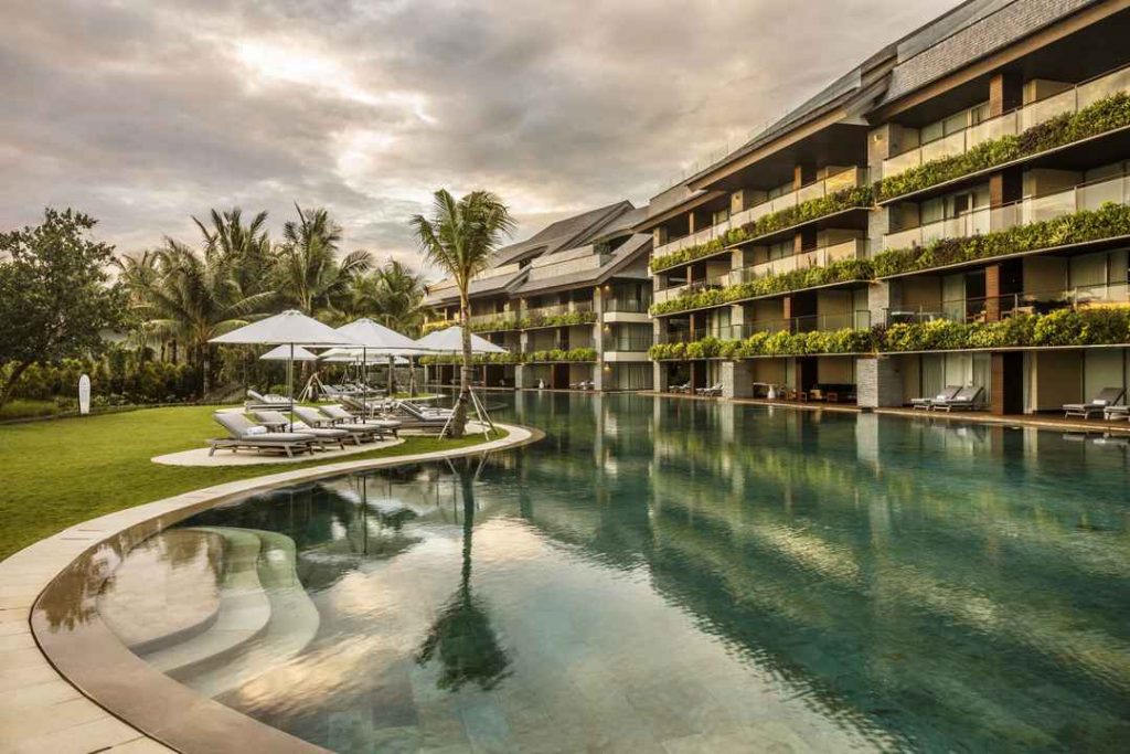 resort mewah di canggu dengan pool yang luas