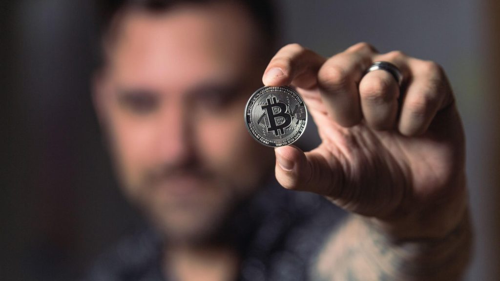 bitcoin menjadi mata uang kripto pertama dalam sejarah cryptocurrency