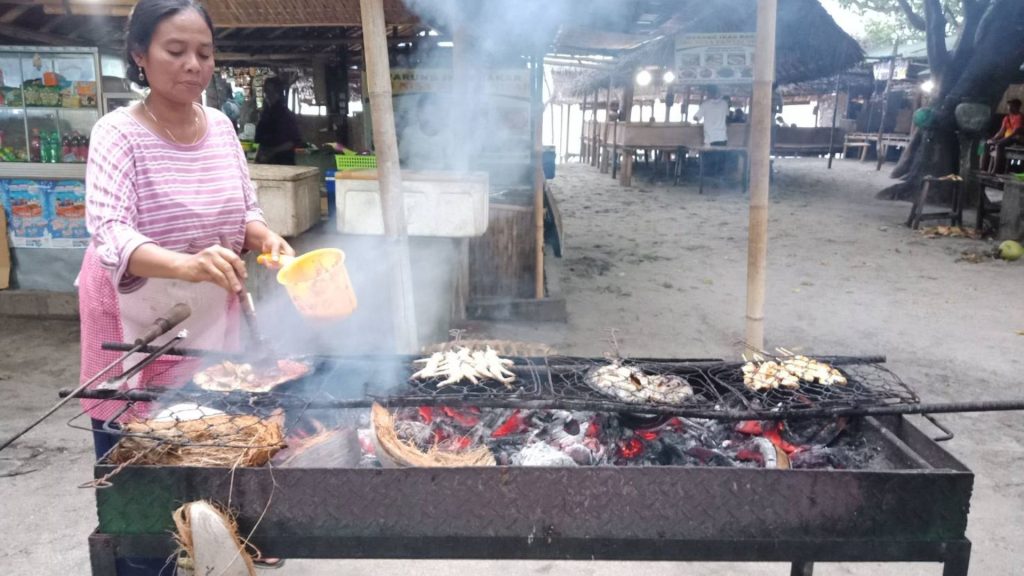 makan seafood di Pantai Nipah