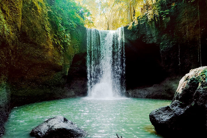 air terjun Suwat memiliki kolam yang luas untuk berenang. 